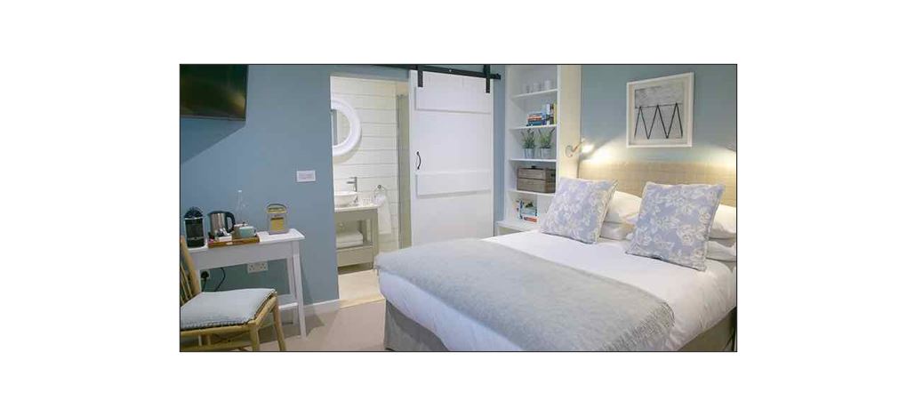 The Three Hills Bartlow - bedroom