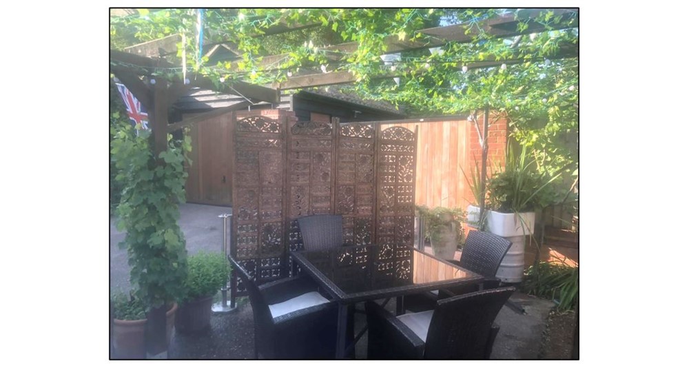 LJ's Sandwich Bar & Brasserie - Garden area