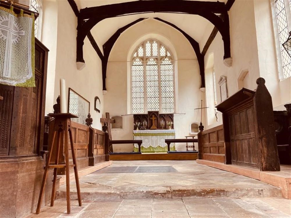 St Mary's Church, Great Eversden, Choir stalls and altar