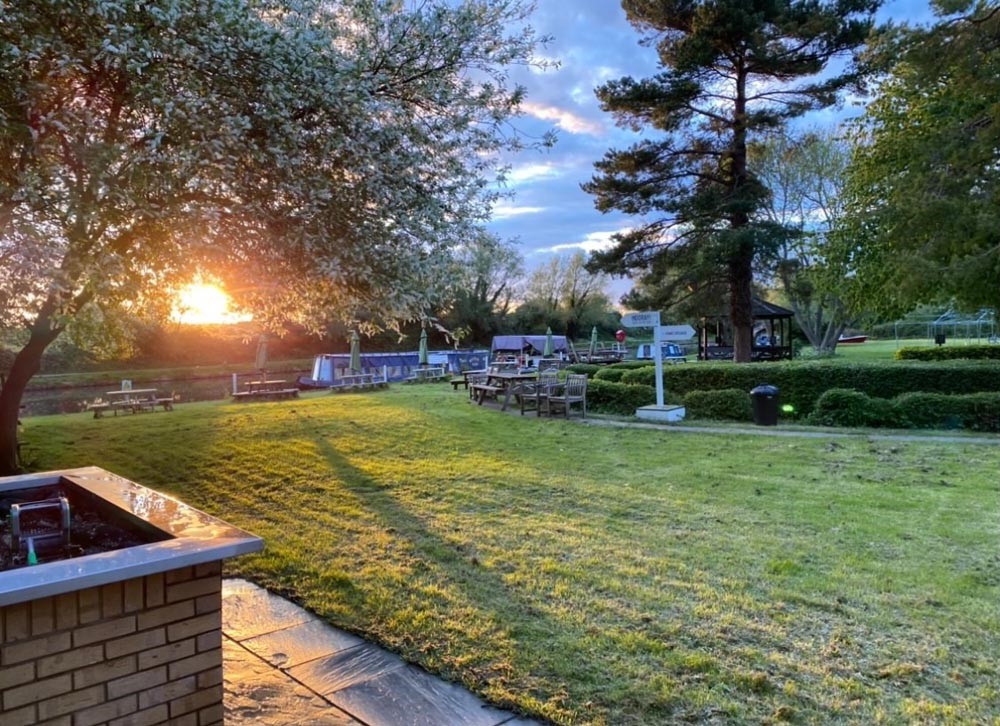 The Plough, Fen Ditton, sunset garden 