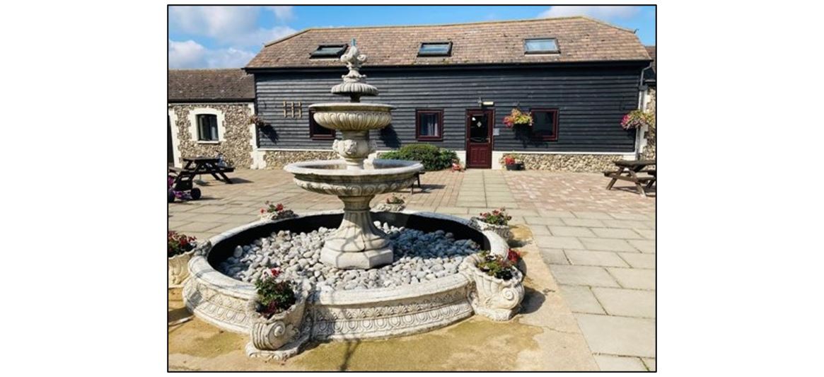 Coach House Hotel, fountain