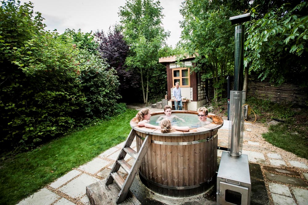 Guilden Gate Glamping, hot tub