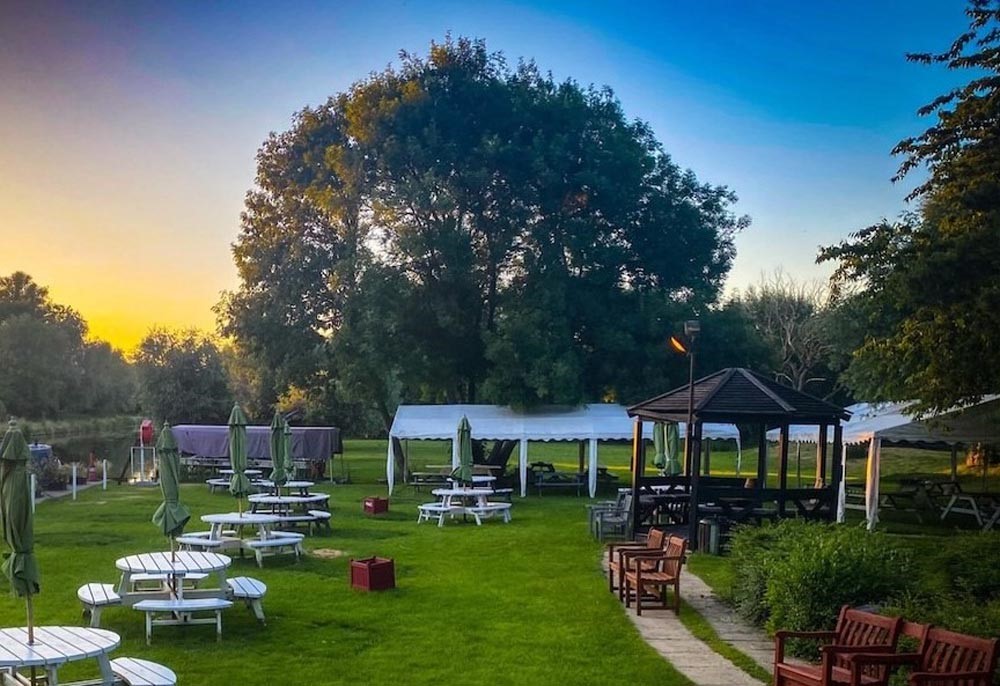 The Plough, Fen Ditton, waterside garden