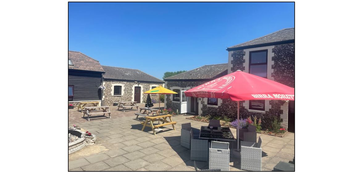 Coach House Hotel - beer garden