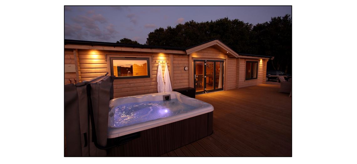 Cambridgeshire Lakes, Exterior and Hot Tub