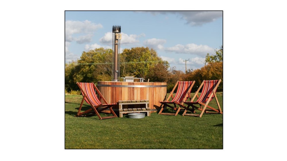 PAUS -  deck chairs & hot tub