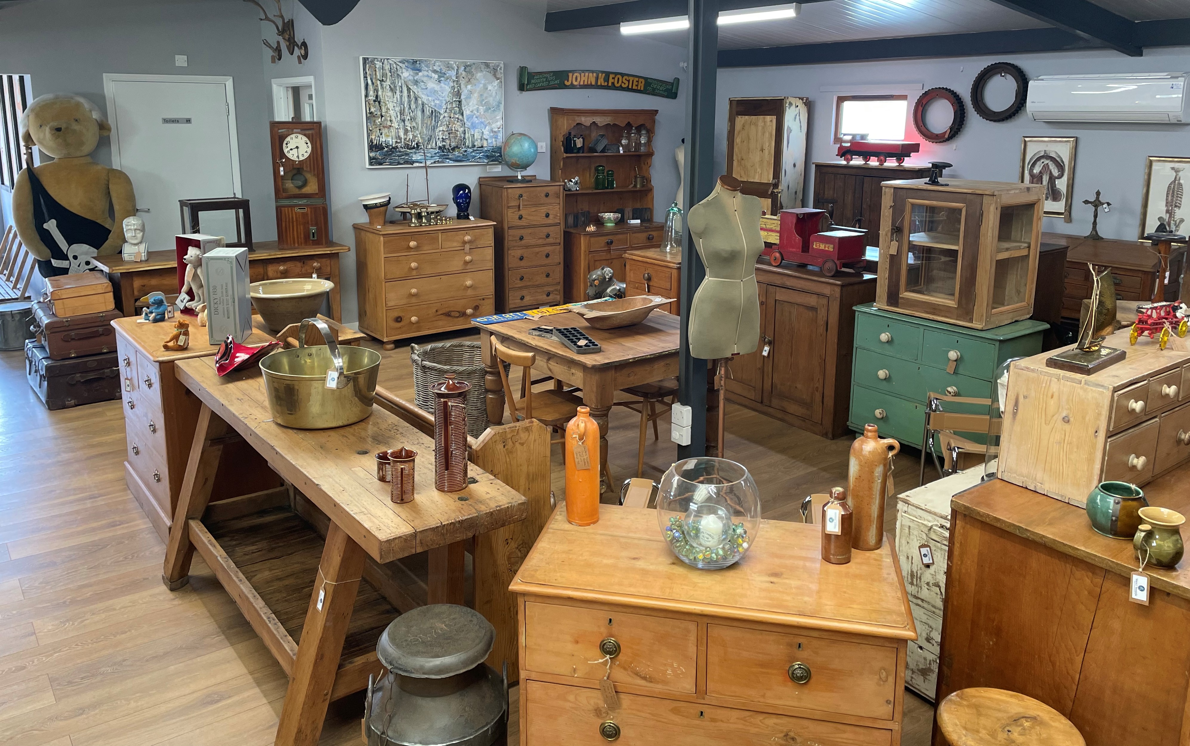 Weird & Wonderful Antiques - Interior 2